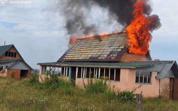 Сім пожеж гасили рятувальники протягом вчорашнього дня в господарствах вінничан