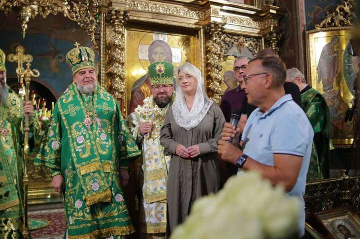 Владика Симеон запросив на сцену ексголову Вінницької ОДА Валерія Коровія