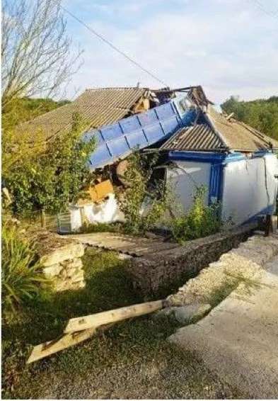 Вантажівка в’їхала в будинок: поліція не вбачає криміналу