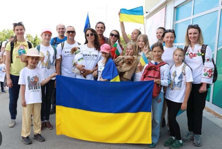 Не змушувати сина фотографуватись біля прапора та воїнів України, співати гімн вимагає мати сина-школяра. Бо так заборонено по їхній вірі