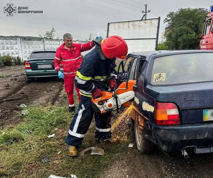 Водія та пасажирку вирізали зі «Славути» після ДТП біля Шаргорода