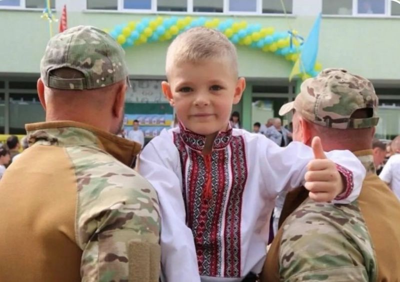 Побратими провели сина загиблого воїна до школи