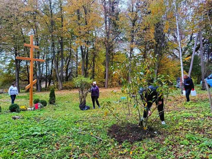 Монахи розбудовують монастир і дякують благодійникам