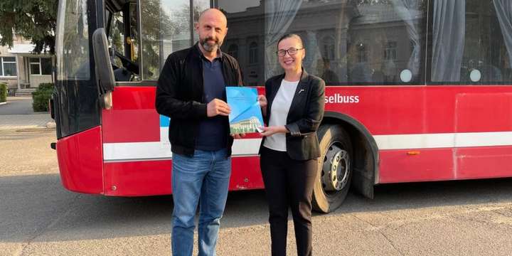 Шведи передали Бершадській громаді новий шкільний автобус