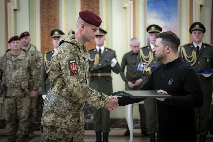 Президент відзначив бійців ДШВ державними нагородами