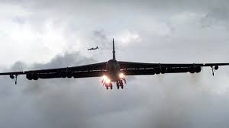 Ядерний бомбардувальник B-52 прибув до Європи (відео)