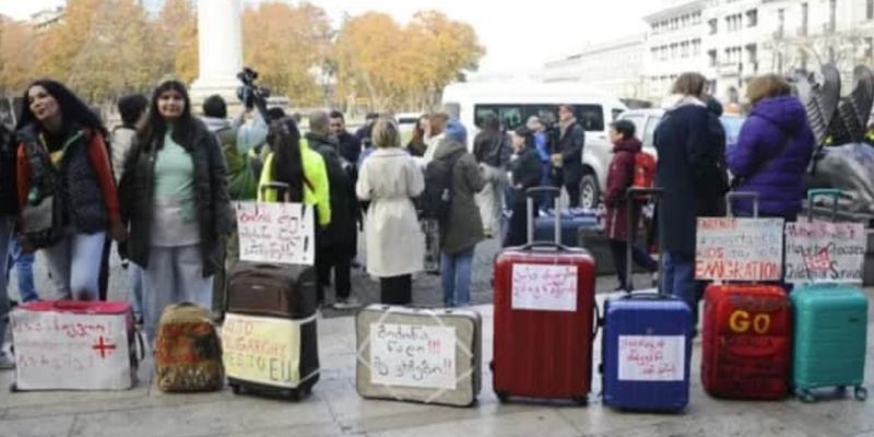 “Бідзіна, йди!”: До будинку засновника партії влади Грузії протестувальниці принесли валізи