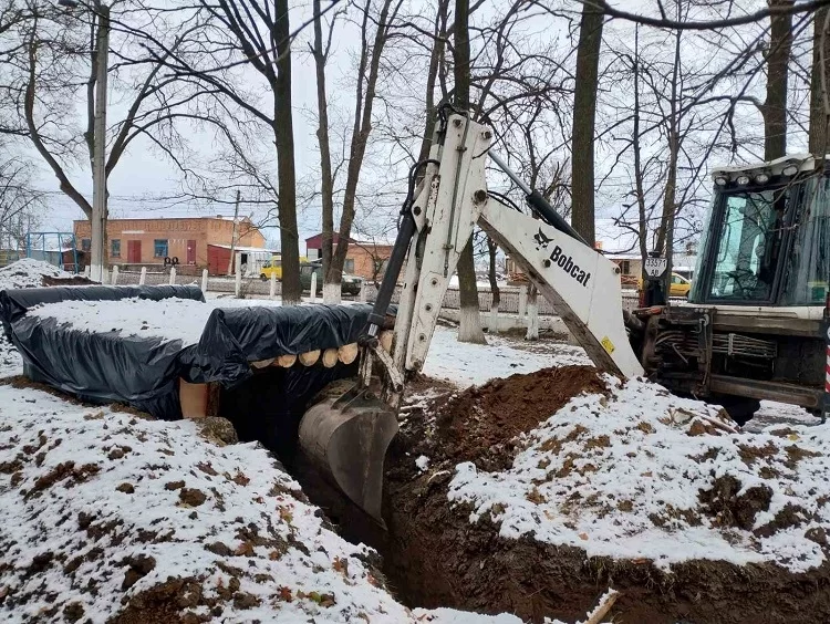 Біля ліцею на Вінниччині будують військовий бліндаж, шанці та смугу перешкод