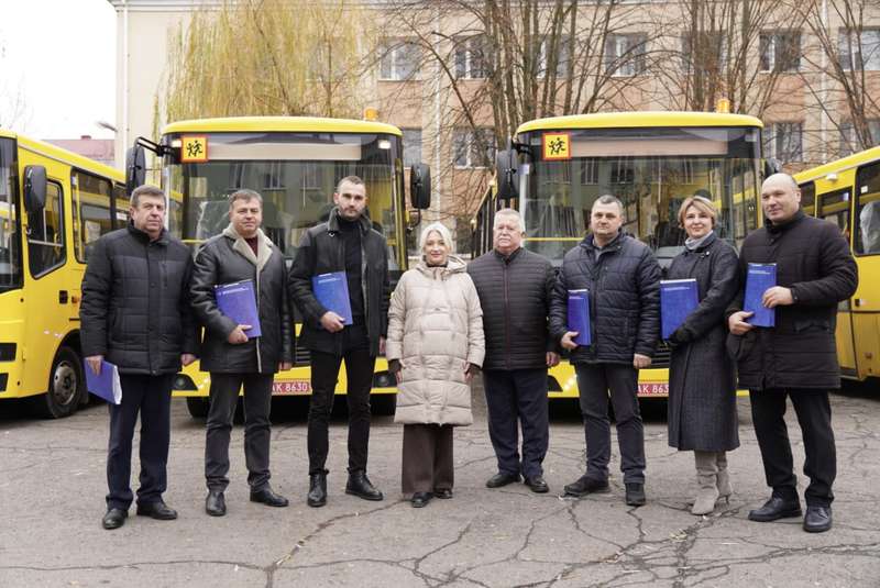 6 нових шкільних автобусів отримали громади Вінниччини