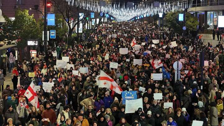 У Тбілісі вночі десятки тисяч людей вийшли на протест