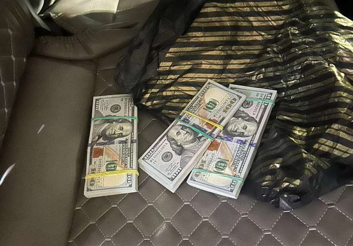 Через кордон Вінниччини іноземець намагався вивезти майже $50000