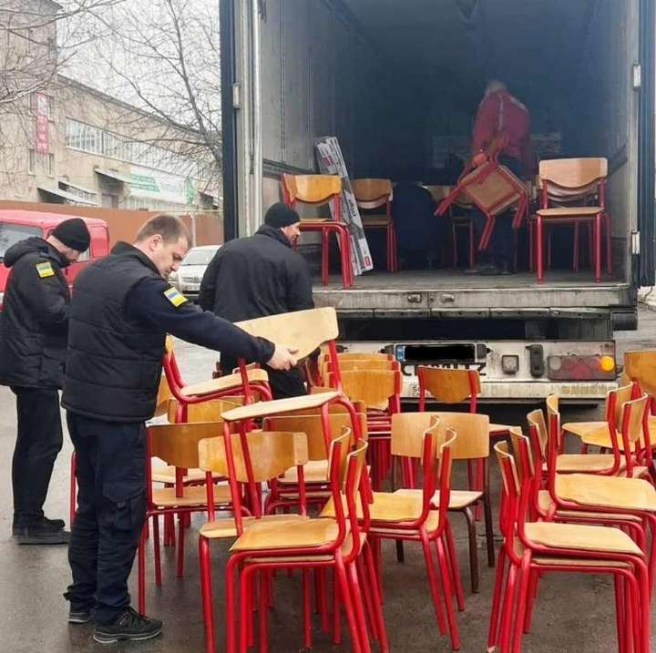 Парти та стільці, від яких відмовилися на митниці, передали сільській школі на Вінниччині