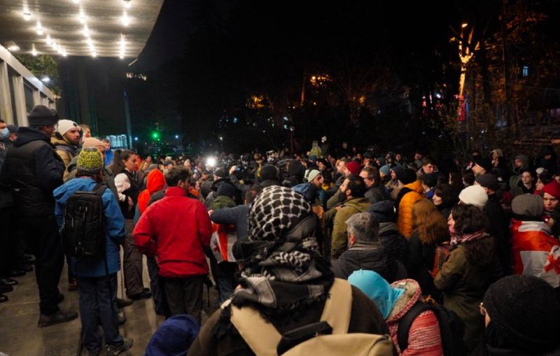 У Тбілісі тривають протести: силовики застосовують водомети