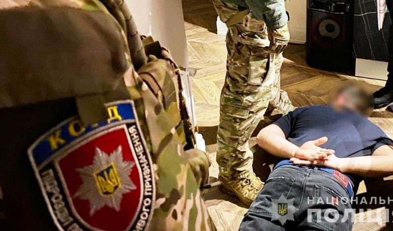 Вінничани спровокували бійку у розважальному закладі та погрожували відвідувачам зброєю