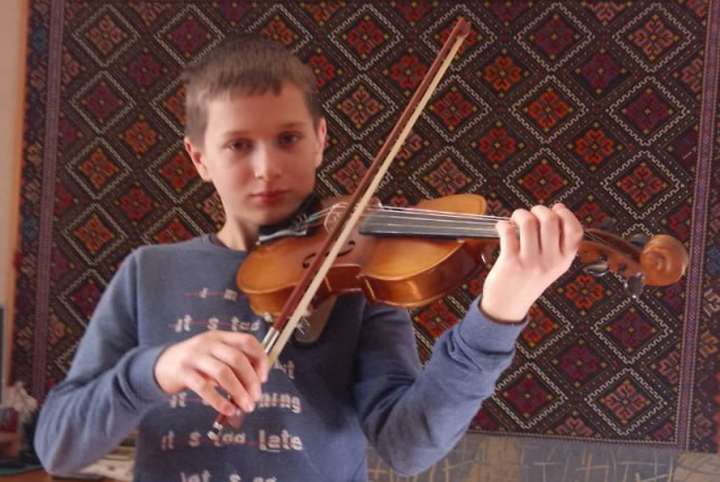 Маленький скрипаль заробив кошти для ЗСУ