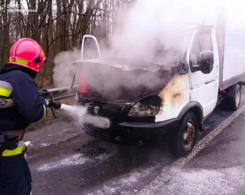 У Вінниці на обʼїзній загорілась вантажівка (відео)