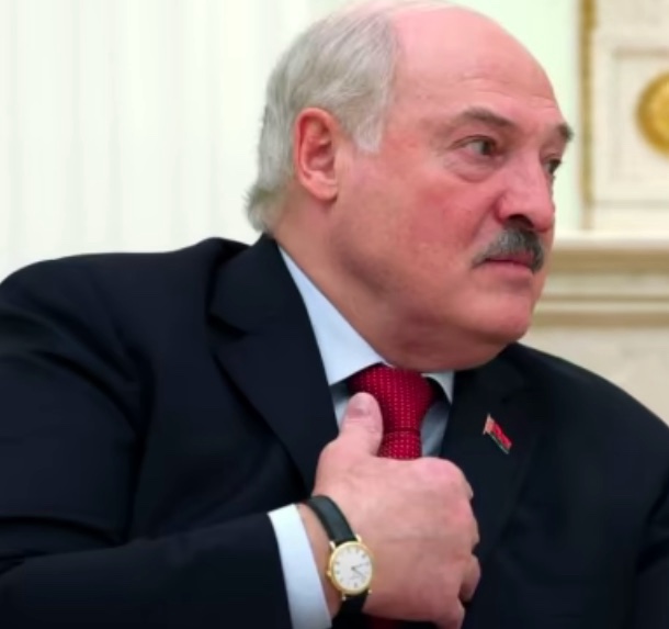 Лукашенко на початку війни вибачався й пропонував вдарити по заводу в Білорусі – Зеленський