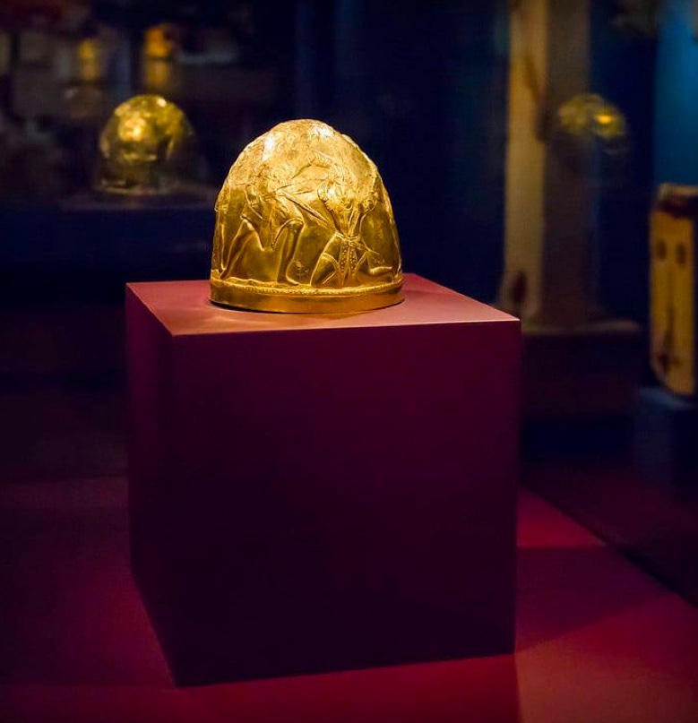 У Нідерландах сталося пограбування музею в Ассені, де злодії викрали золотий шолом Котофенешті та три золоті браслети