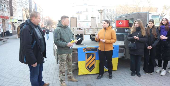 Вінницькі школярі передали бійцям 3-ї штурмової “робота-рятівника”