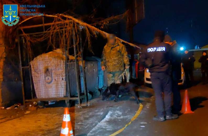 У Хмельницькому жінці, яка залишила немовля біля сміттєвих баків, оголосили підозру