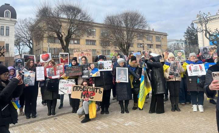 «Живий тризуб» утворили у центрі Вінниці рідні полонених та зниклих безвісти воїнів