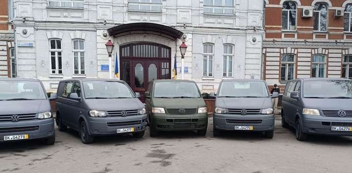 У Хмельницькому військовим передали п’ять автомобілів