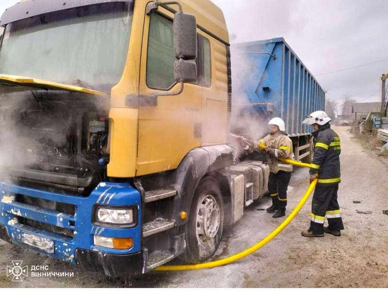 Загорілась вантажівка  на території недіючого заводу у Турбові