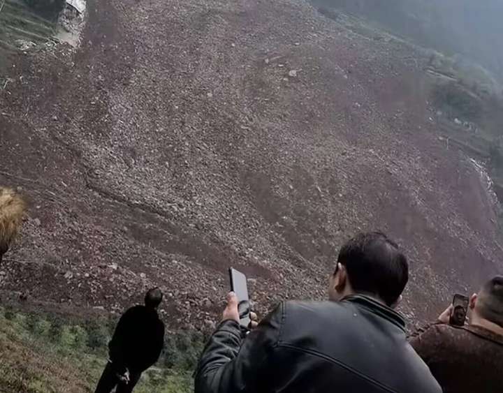 Зсув ґрунту в Китаї поглинув село: десятки осіб зникли безвісти