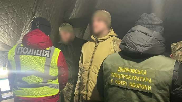 У Дніпропетровській обл викрили групу військовослужбовців, які допомагали дезертирувати (відео)
