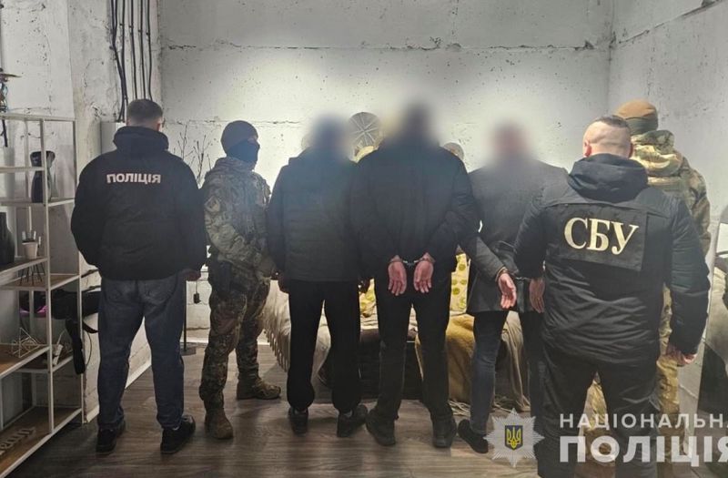 Поки батько на фронті, у сина вибивали неіснуючі борги: у Вінниці затримали трьох чоловіків