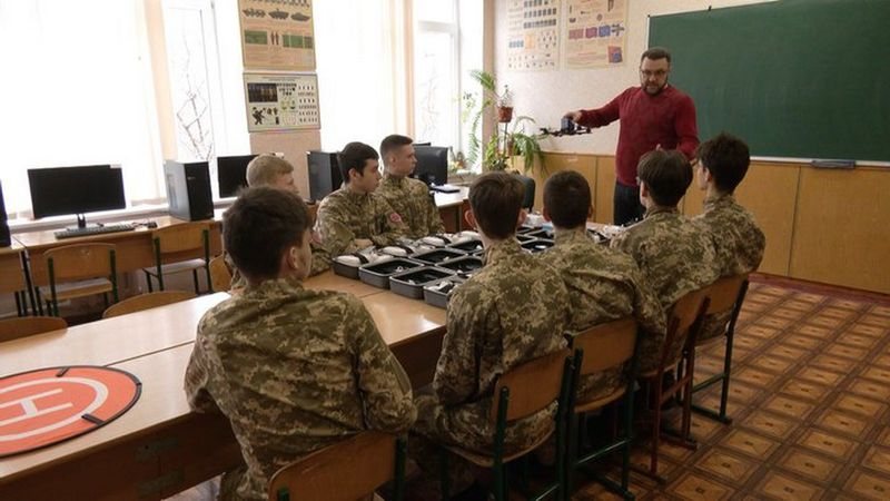 У Хмельницькому старшокласників навчають управляти дронами