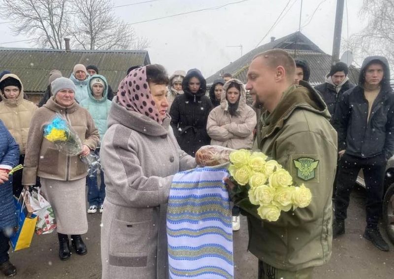 Звільненого з полону захисника Олександра Балаховського зустріли у рідному селі на Вінниччині