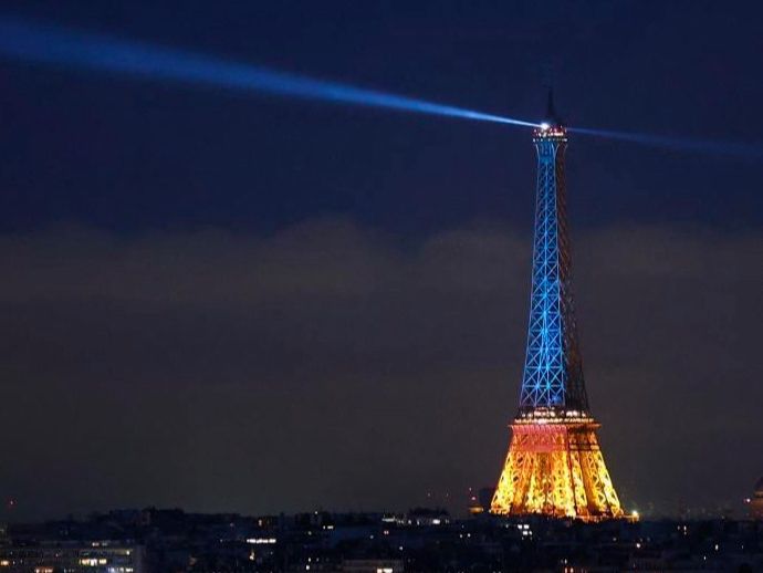 Ейфелеву вежу (Париж) та Бранденбурзькі ворота (Берлін) підсвітили кольорами українського прапору в знак солідарності