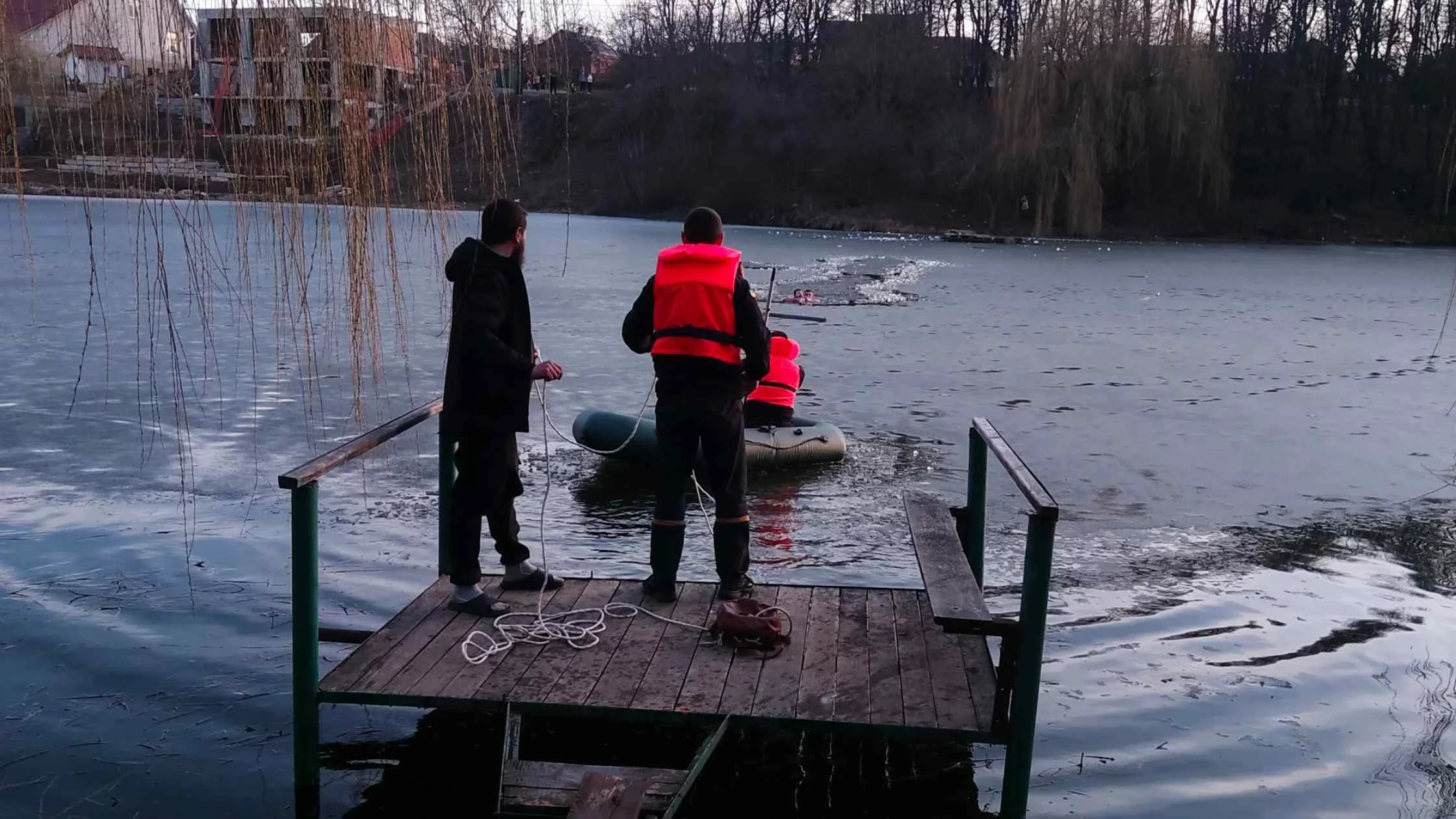 У Вінниці ще два чоловіки провалились під кригу на ставку