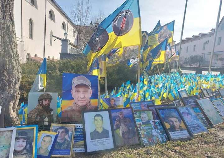 Прапорці пам’яті за полеглими захисниками перенесли на площу Тараса Шевченка у Вінниці