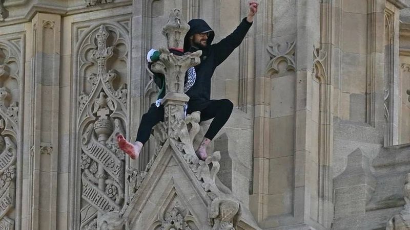 У Лондоні зняли пропалестинського активіста з Біг-Бена після 16 годин протесту, — BBC