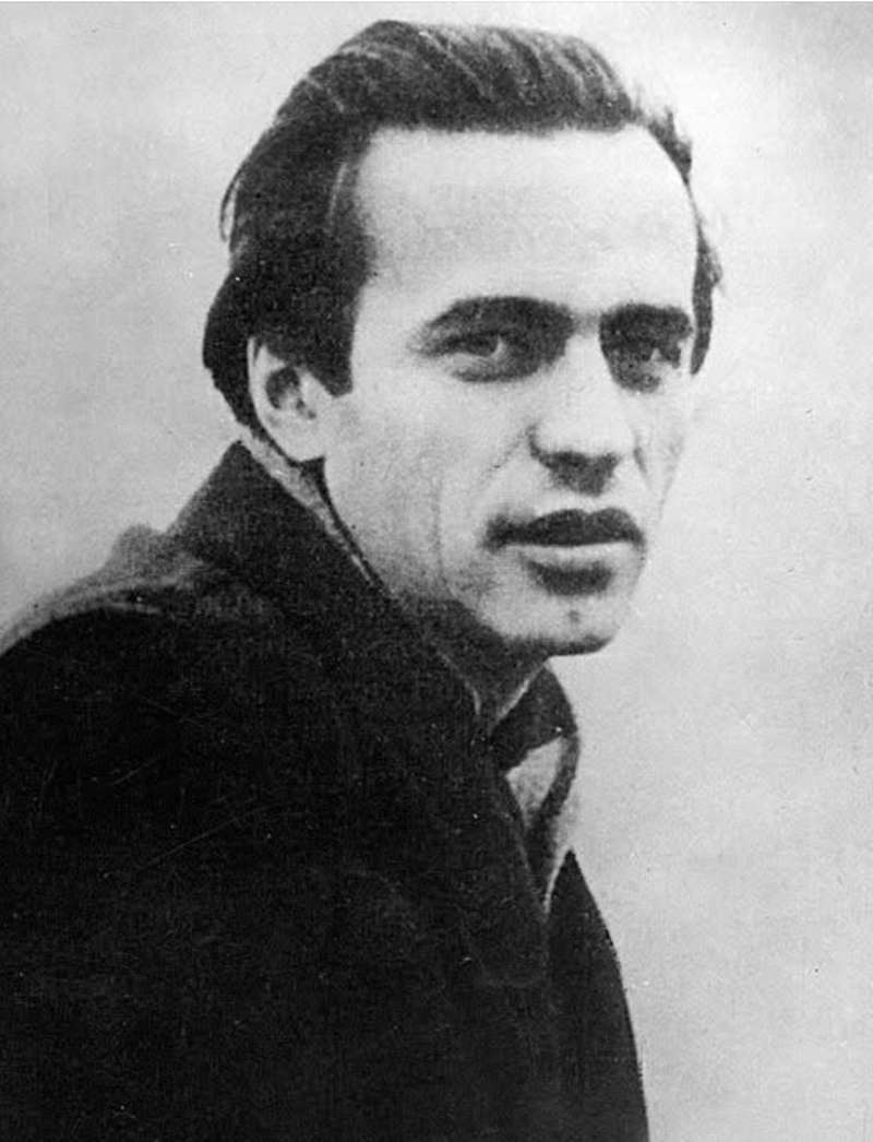 Понад 60 років тому Василь Симоненко написав цього вірша: Тільки тим історія належить, хто сьогодні бореться й живе