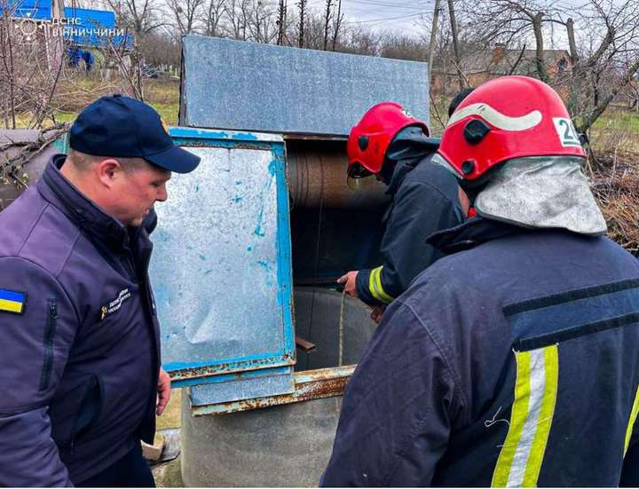 56-річного чоловіка дістали з криниці у Погребищі
