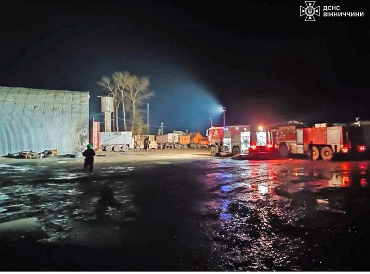 Ангар з технікою згорів на підприємстві у Хмільницькому районі