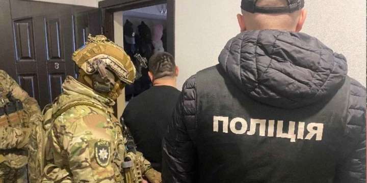 Вимагали $200 тис. у жителя Хмельниччини за попередньою змовою