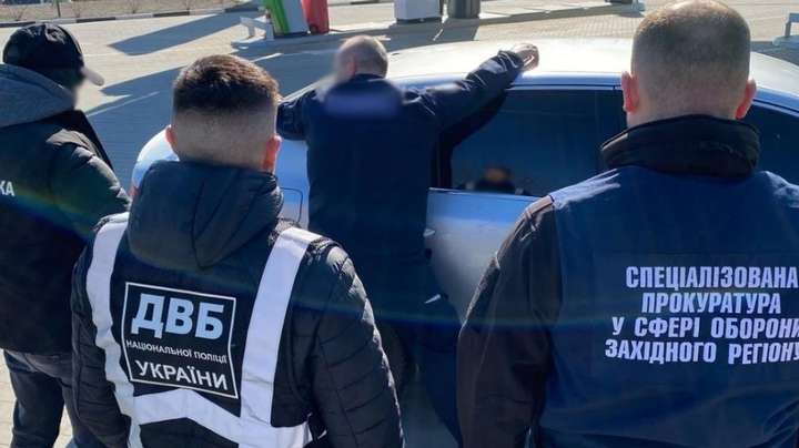 12 тисяч доларів за працевлаштування та бронь від служби