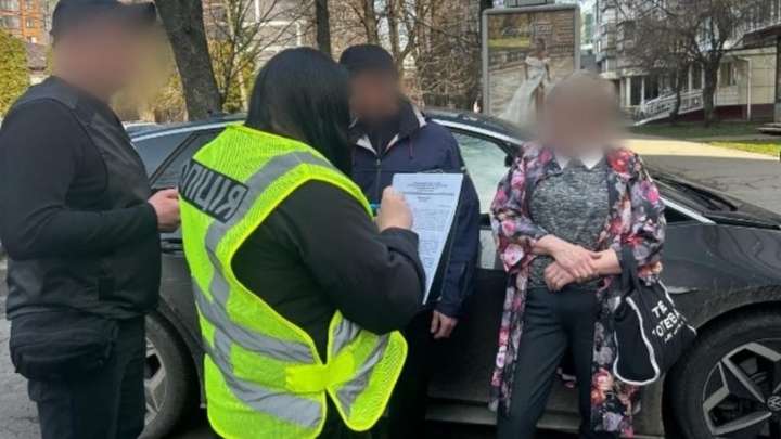 Хотіла отримати 300 тисяч доларів від колишнього чоловіка