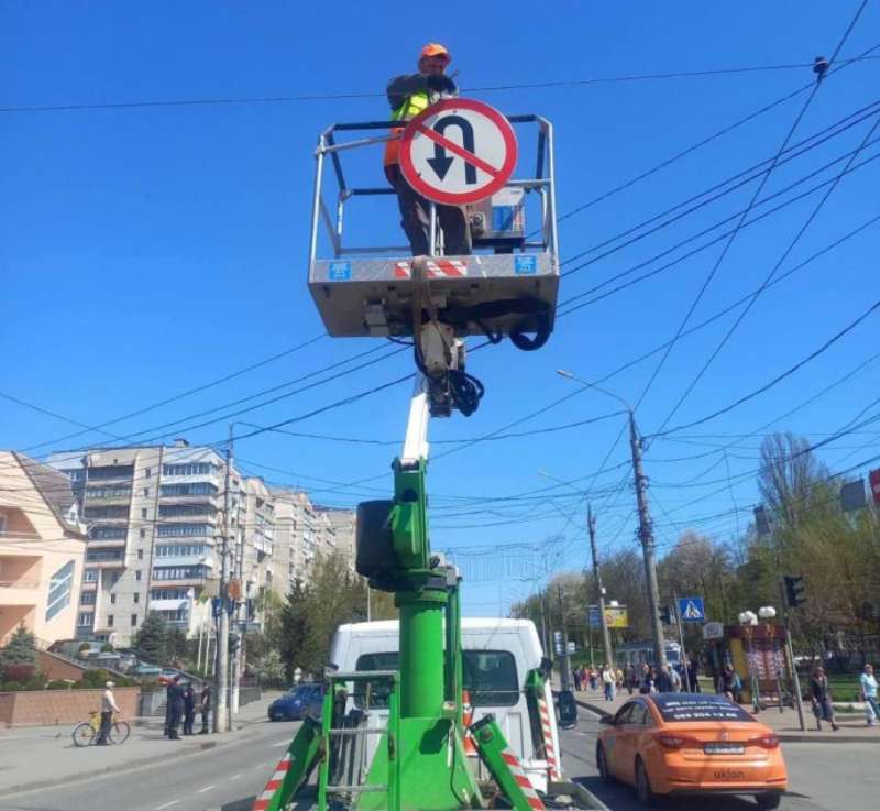 На вулиці Пирогова у Вінниці встановили знак «Розворот заборонено»
