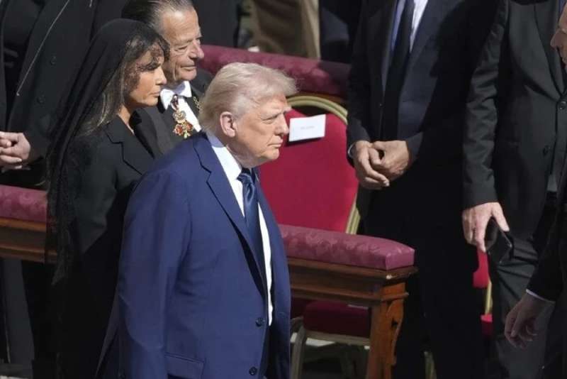 Делікатна ситуація з костюмом Трампа на похороні Папи