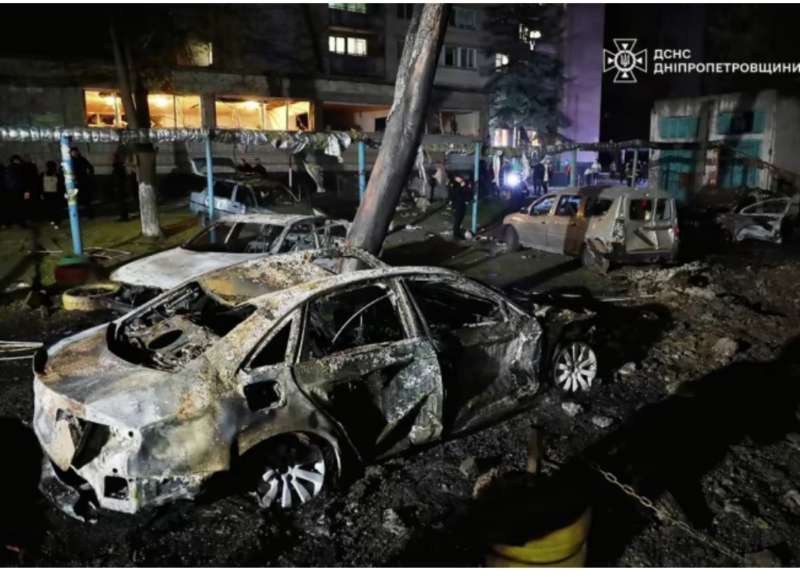 Атака росіян на Дніпро: загинули 2 дорослих і дитина, 30 дістали поранення