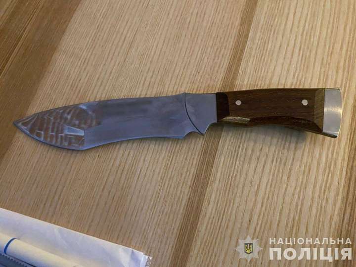 Погрожував ножем відвідувачам кафе у Чечельнику