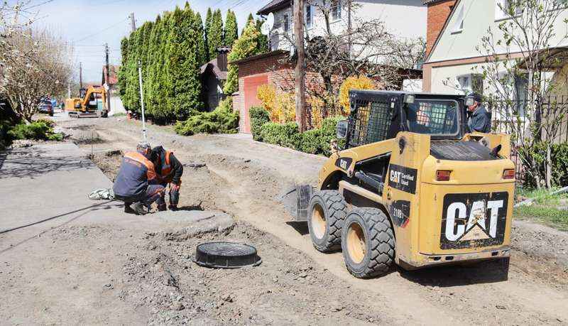 У складчину з жителями: у Вінницькій громаді розпочали ремонтувати  ділянки доріг на двох вулицях