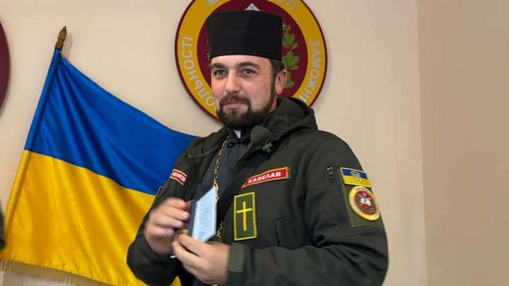 Священник-капелан протистоїть Московському патріархату та виганяє злі сили з людей