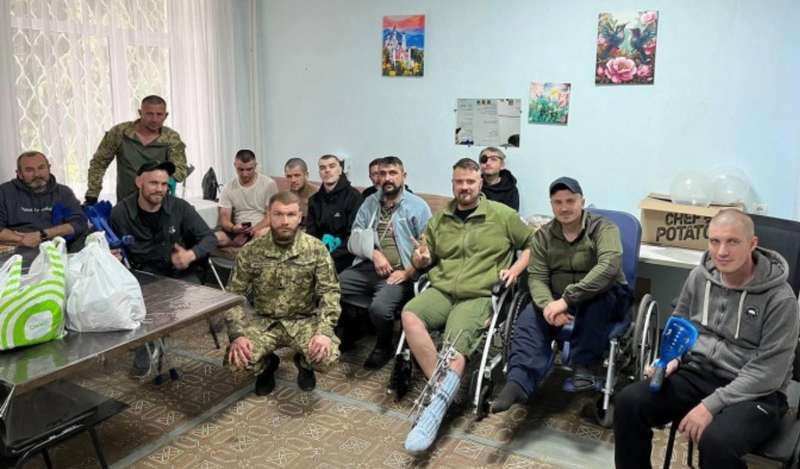 Захисник «Азовсталі» Волина відвідав бійців у реабілітаційному відділені Ладижина