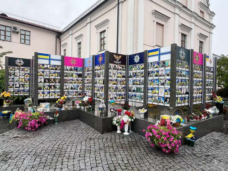 На Алеї пам’яті у Вінниці вже 860 імен загиблих на війні